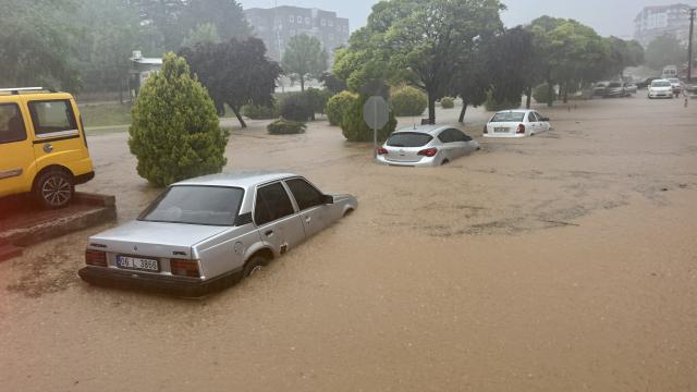 Kırşehir'de sağanak sele dönüştü: Ekonomik faaliyetler durma noktasında