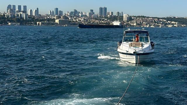 Kız Kulesi Önünde Arıza Yapan Tekne Kıyı Güvenlik Ekiplerince Kurtarıldı