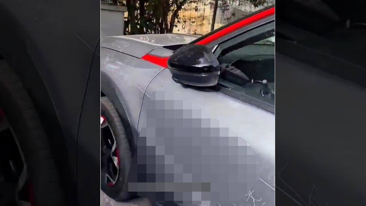 Kızgın Komşular Aracı Perte Çıkardı: Kaputa Kazıdıkları Not Dikkat Çekti