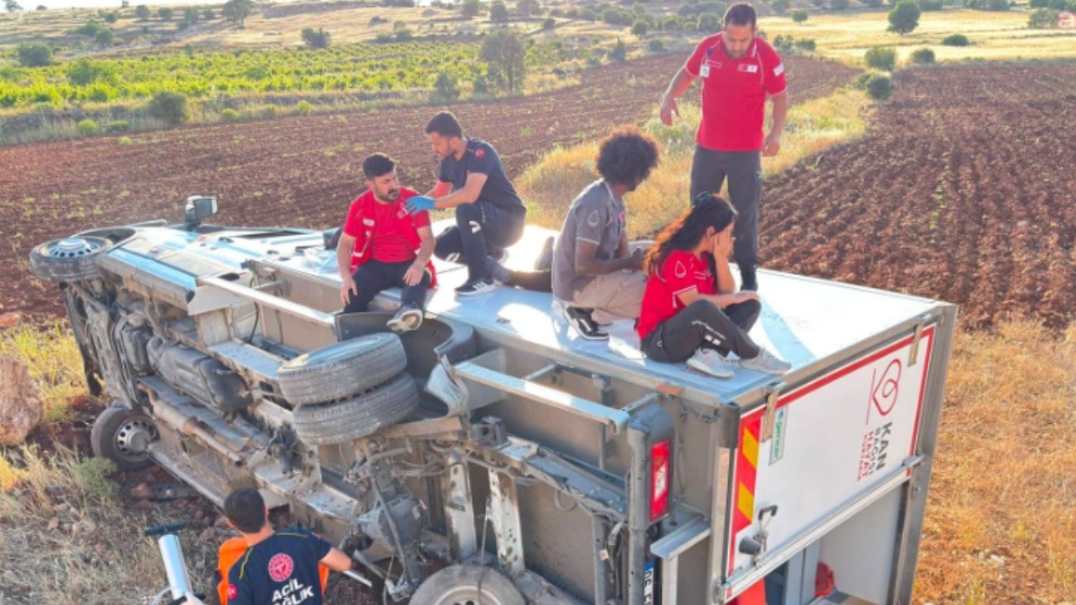 Kızılay Kan Toplama Aracı Devrildi: 4 Yaralı