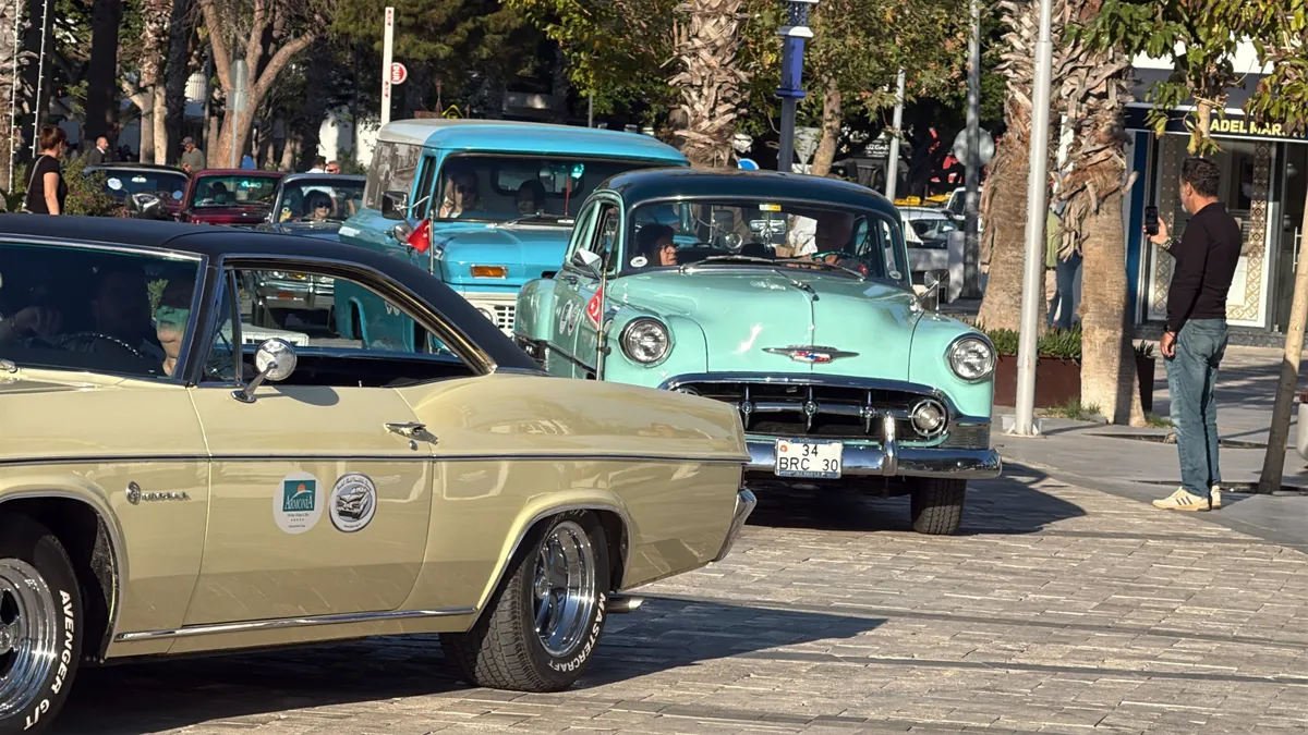 Klasik otomobiller Bodrum'da: 150 bin dolarlık araç ilgi odağı