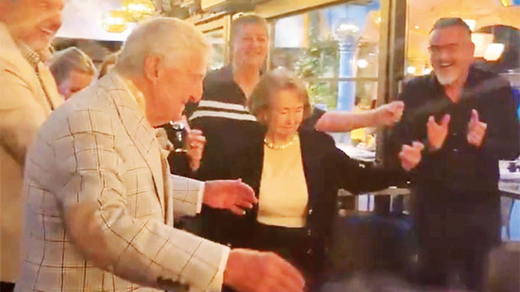 Koç Ailesi'nin İki Çınarı Dans Pisti'nde: Semahat Arsel ve Rahmi Koç Çiftetelli Oynadı
