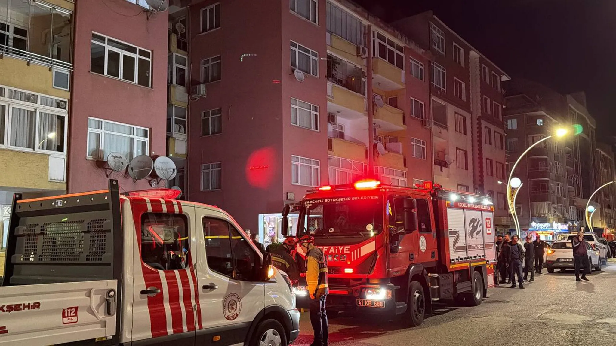 Kocaeli'de 7 katlı binada ses paniği: Tahliye edildi