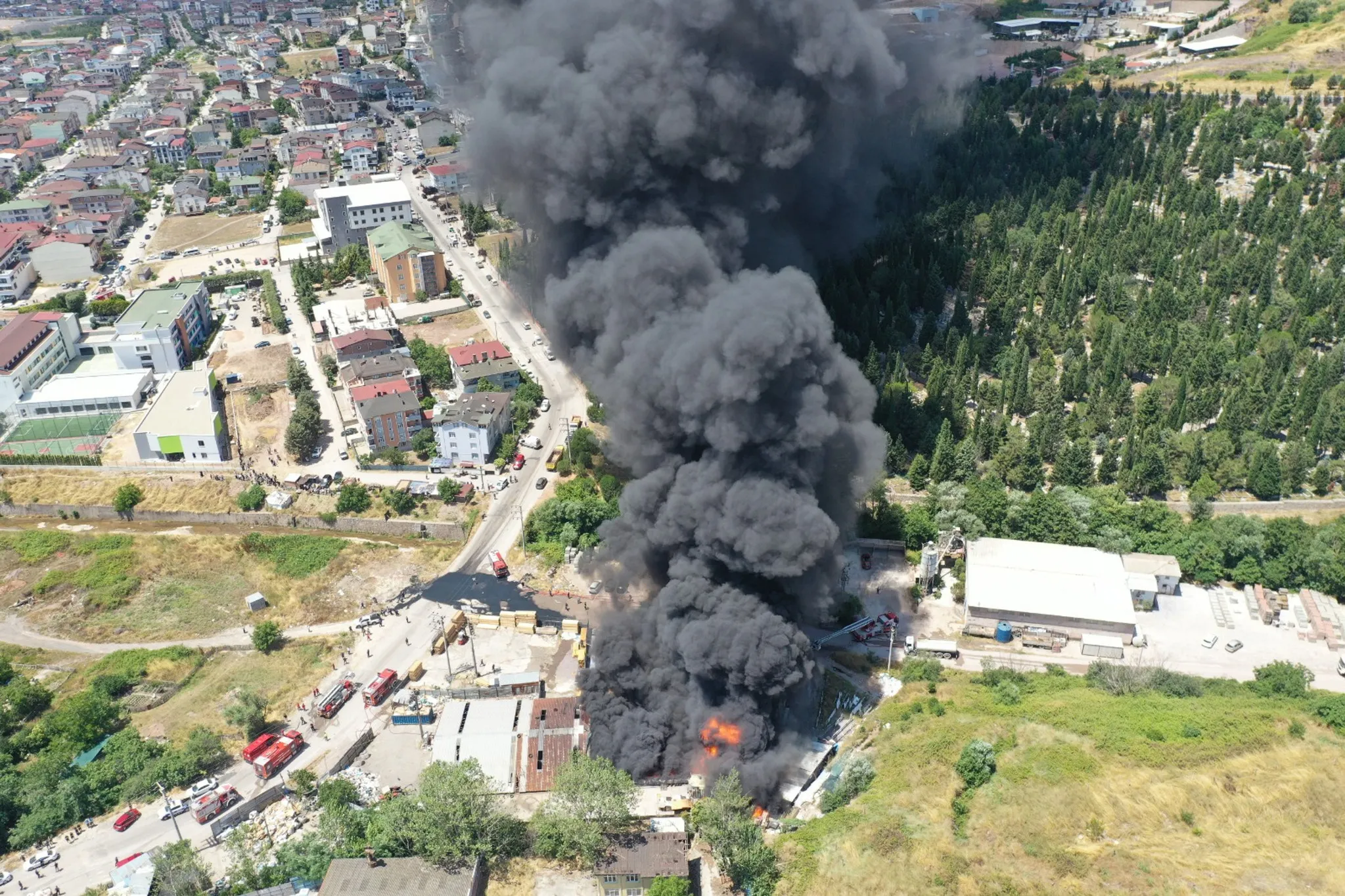 Kocaeli'de Ambalaj Boya Fabrikasında Yangın: Ekipler Müdahale Ediyor