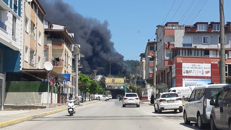 Kocaeli'de ambalaj fabrikasında yangın: Ekipler müdahale ediyor