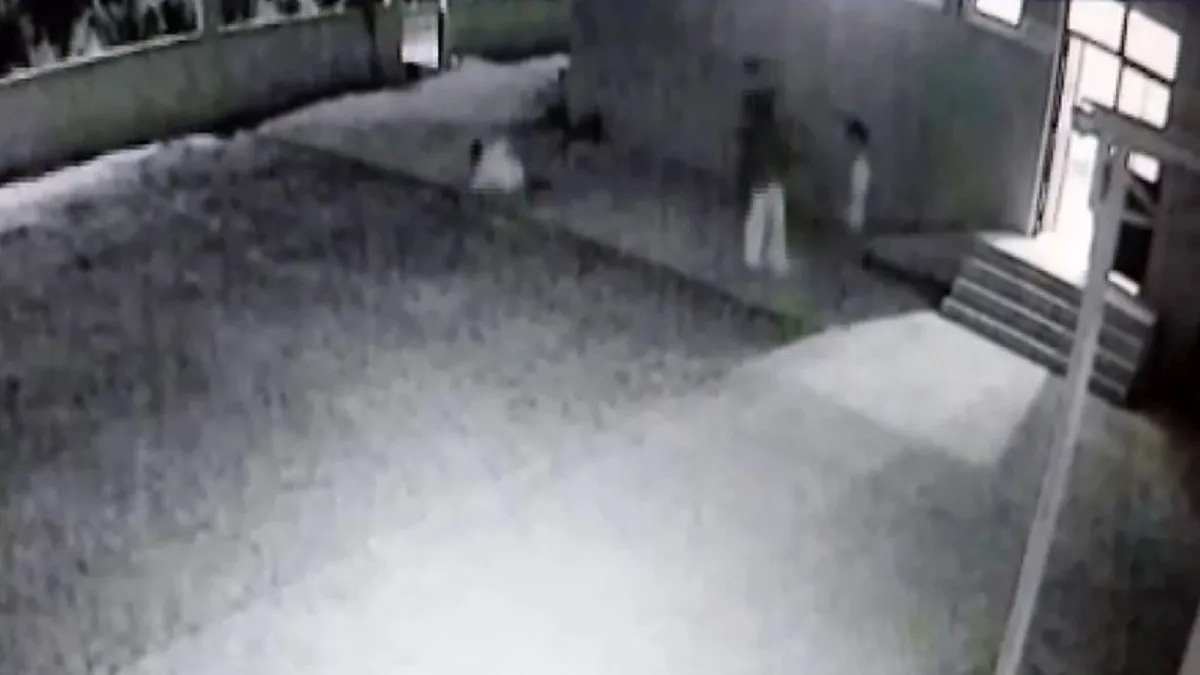 Kocaeli'de camide uygunsuz davranan çifte uyaran imama saldırı anbean kamerada
