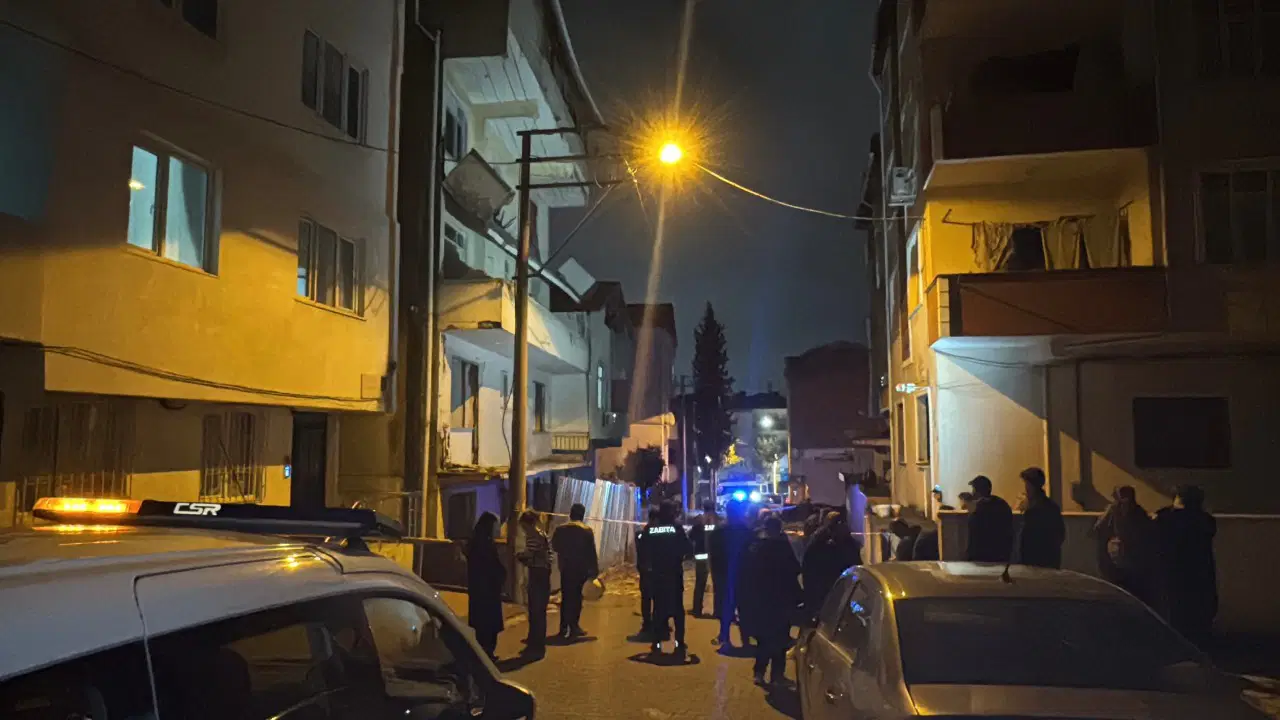 Kocaeli'nde 6 Ay Önce Boşaltılan Bina Çöktü: Balkon Yıkıldı