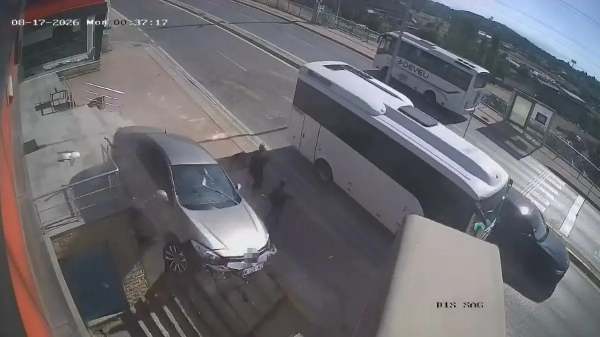 Kocaeli'de Feci Kaza: Otomobil Merdiven Boşluğuna Uçtu, 2 Kişi Son Anda Kurtuldu