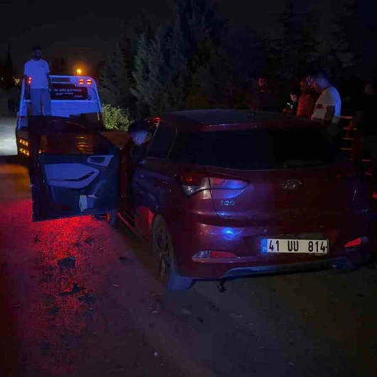 Kocaeli Gebze'de Belediye Otobüsü Virajı Alamayınca İki Otomobile Çarptı: 3 Yaralı