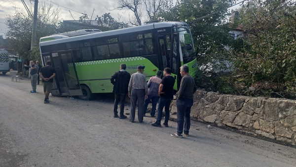 Kocaeli'de halk otobüsü duvara çarptı: 10 yaralı