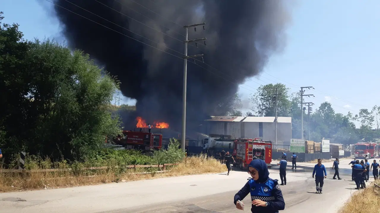 Kocaeli'nde metal ambalaj fabrikasında yangın: Ekipler seferber oldu