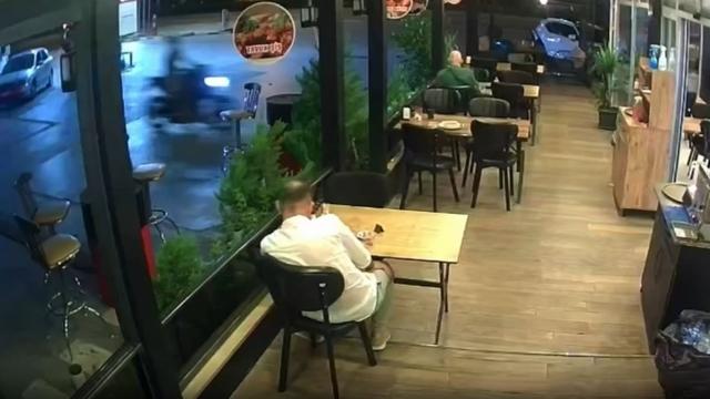 Kocaeli'de motosiklet lokantadaki müşteriye çarptı: Kaza anı kamerada