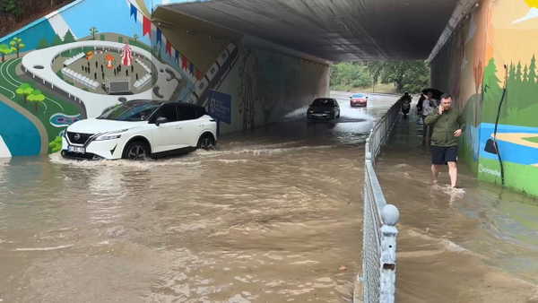 Kocaeli'de sağanak alt geçidi göle çevirdi