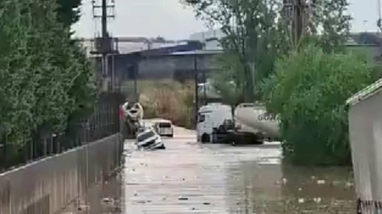 Kocaeli’de sağanak felaketi: Araçlar su altında kaldı