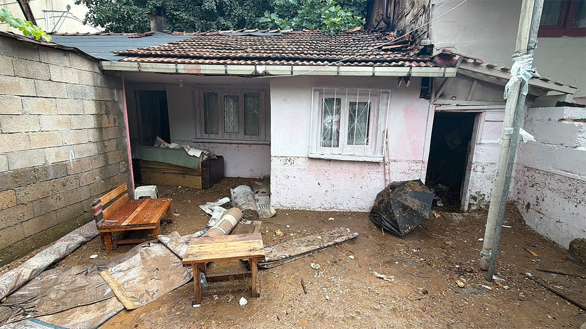 Kocaeli'de sağanak hayatı felç etti