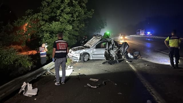Kocaeli'de Tır Arızalı Otomobile Çarptı: 7 Yaşındaki Çocuk Öldü
