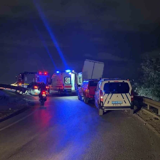 Kocaeli'de Tır Bariyerleri Aştı, Şoför Kayıplara Karıştı