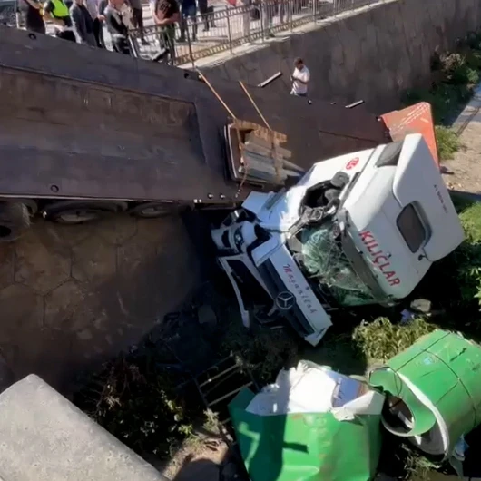 Kocaeli'de TIR dereye devrildi: Sürücü ağır yaralandı