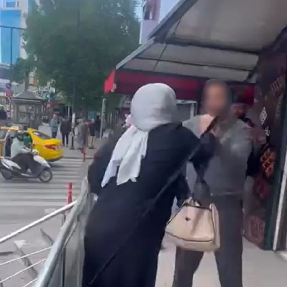 Kocamla ilişkin var diyerek dükkanı bastı: Genç kızı defalarca bıçakladı