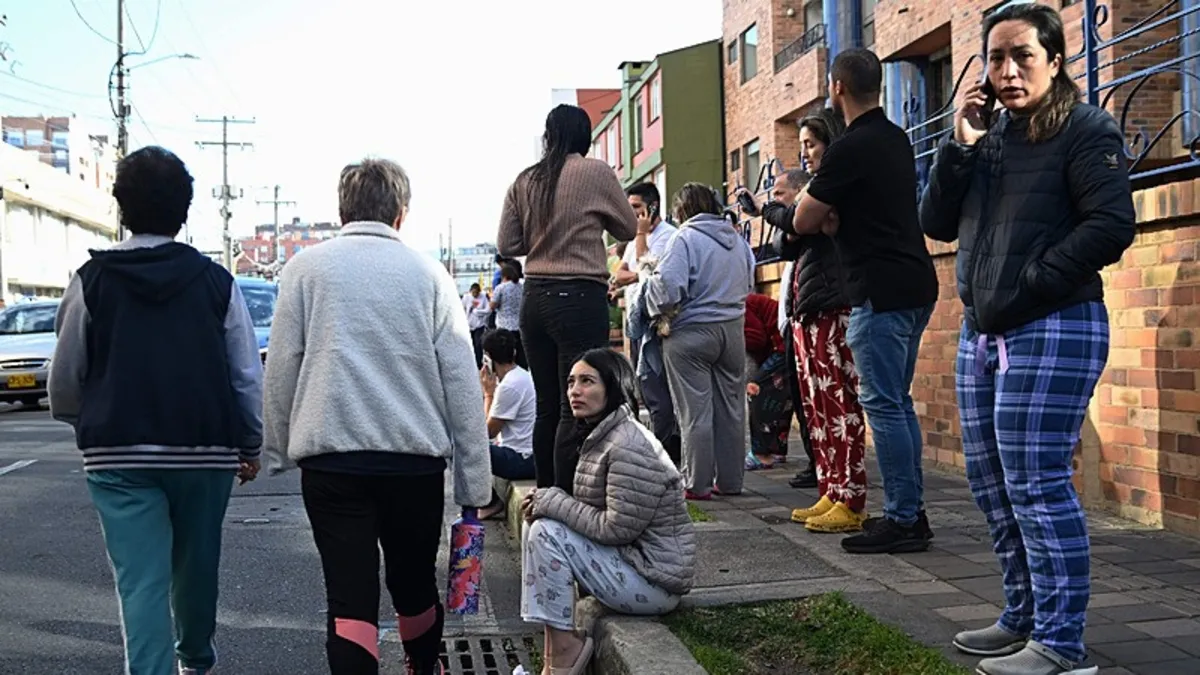 Kolombiya'da 7,4 Büyüklüğünde Deprem: Sokaklar Boşaltıldı