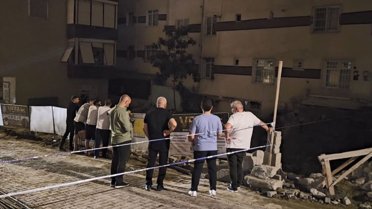 Kolonlarından Ses Gelen Apartman Tahliye Edildi