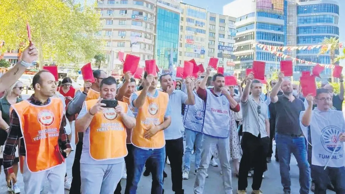 Konak Belediyesi Çalışanlarından Başkan Mutlu'ya Kırmızı Kart Eylemi