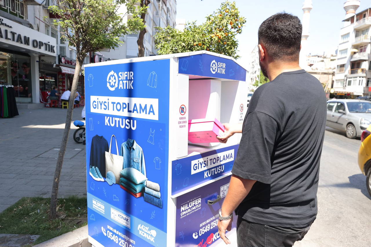 Konak'ta eski kıyafetler çöpe değil geri dönüşüme gidiyor
