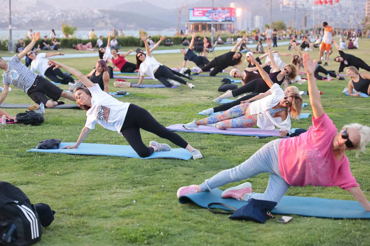 Konaklılar Kordon'da sporla stres attı