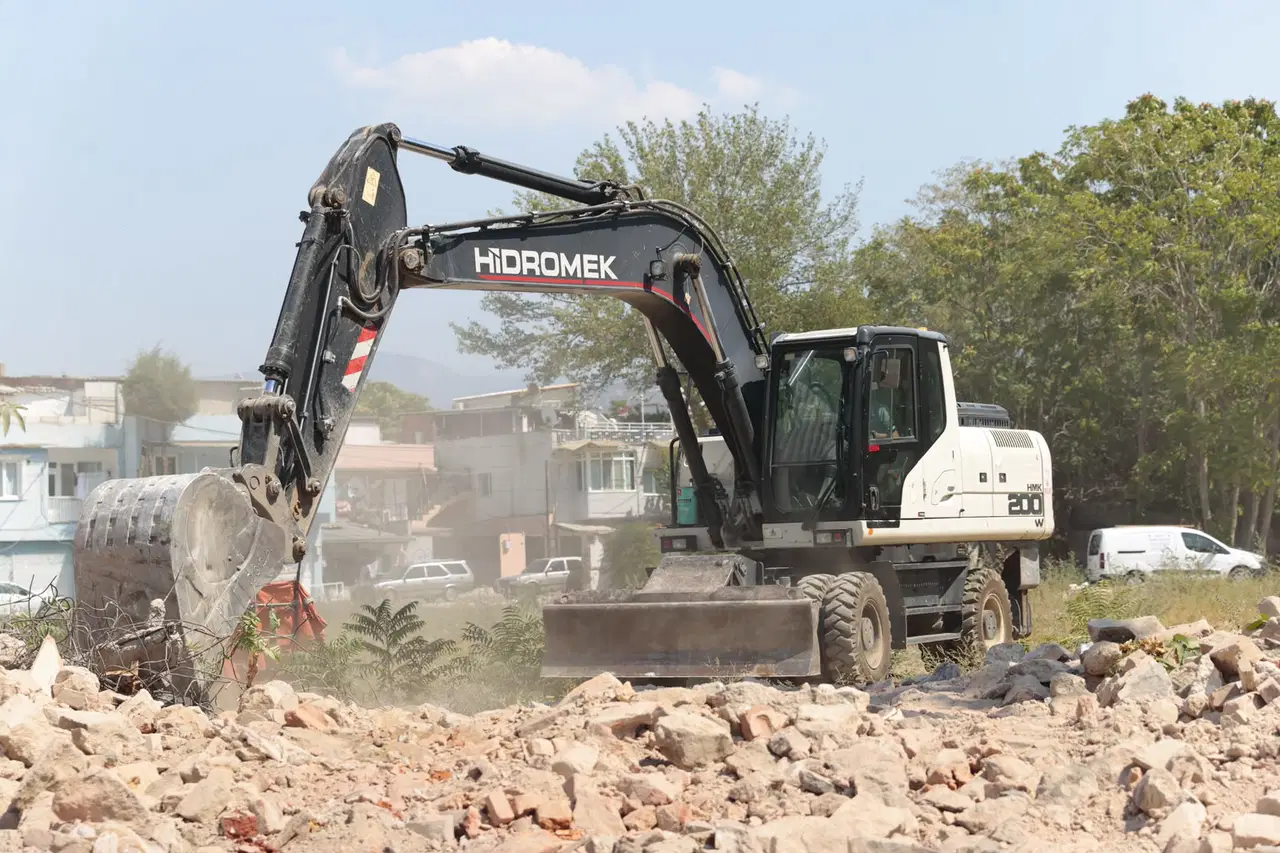 Konak'ta Metruk Yapılar Yıkılıyor: 384 Yapı Yıkıldı