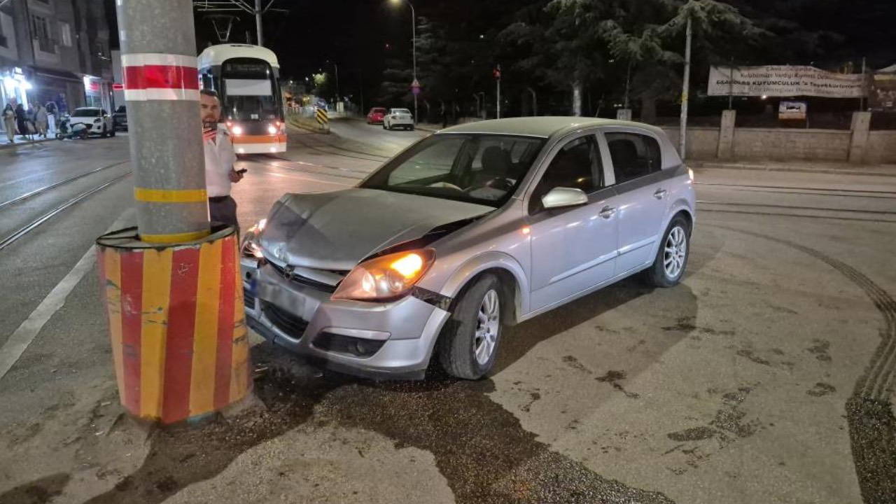 Kontrolden çıkan araç tramvay direğine çarptı: Seferler aksadı
