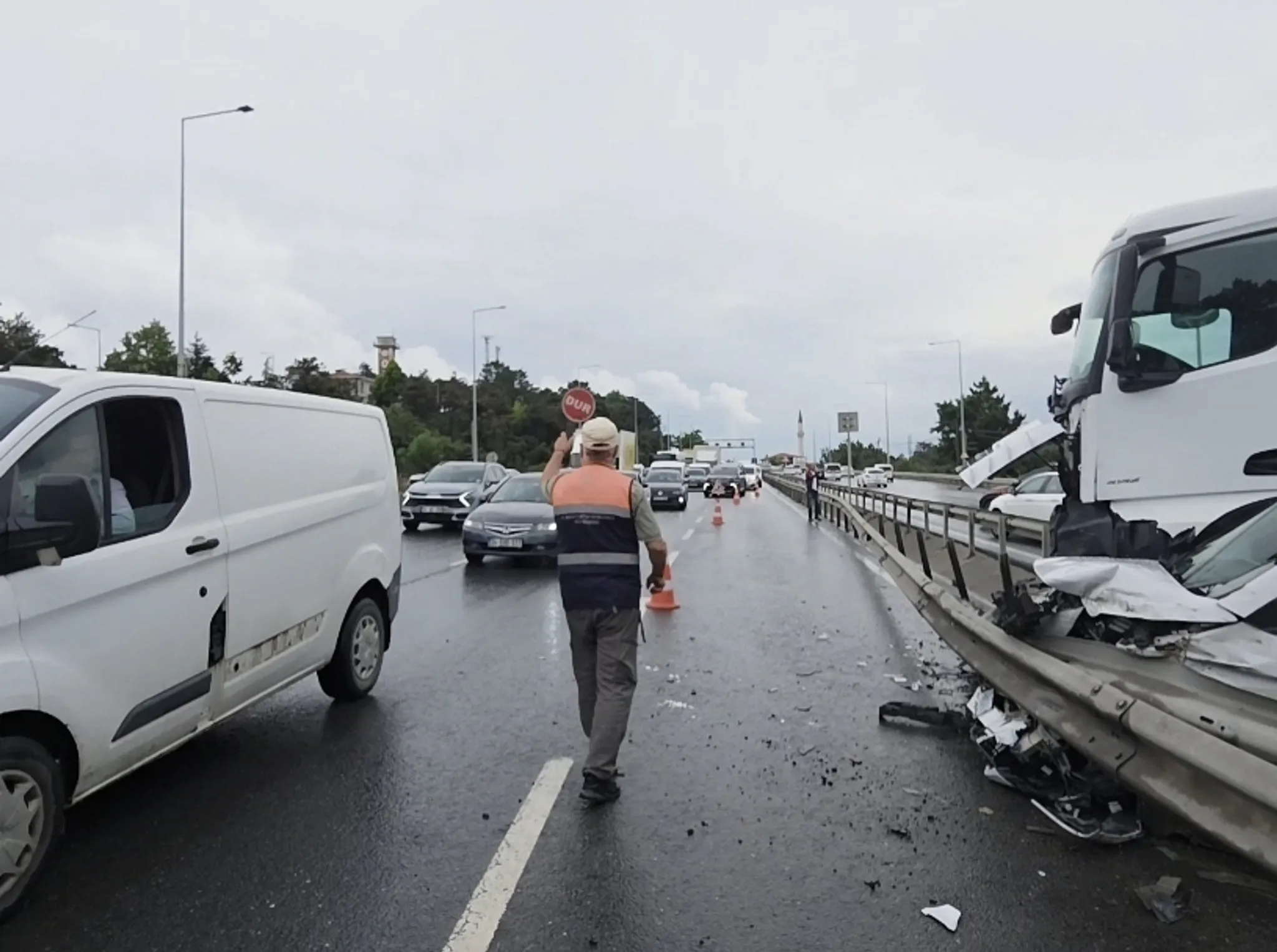 Kontrolden çıkan beton mikseri dehşet saçtı: 2 yaralı