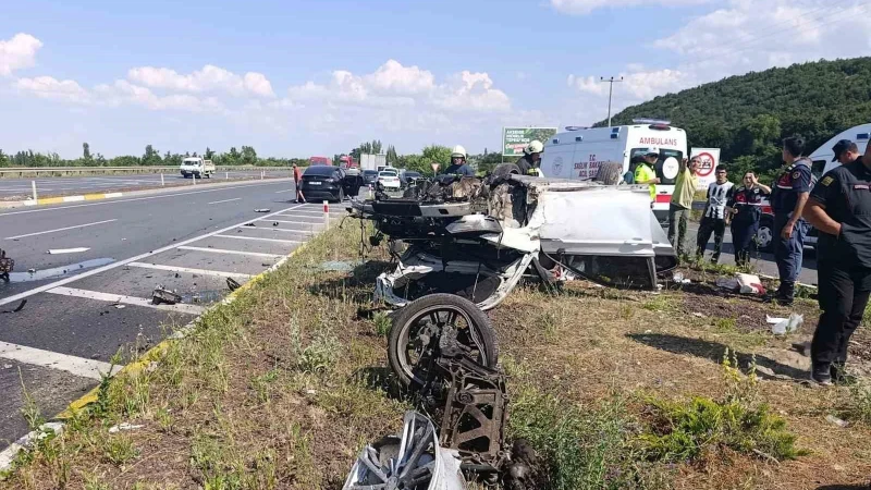 Konya'da Refüje Çarpan Otomobil Hurdaya Döndü: 3 Yaralı