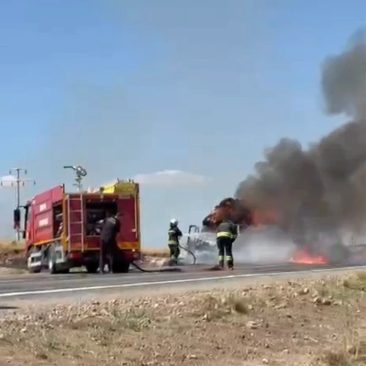 Konya'da Balya Yüklü Kamyonette Yangın: Trafik Kısa Süreliğine Aksadı