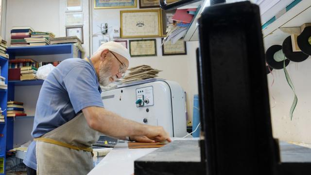Konya'da 57 Yıllık Mücellit: Kur'an-ı Kerim Ciltlemek Bana Huzur Veriyor