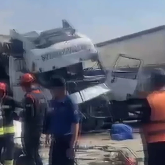 Konya'da Freni Boşalan TIR Kırmızı Işıkta Bekleyen Araçlara Çarptı