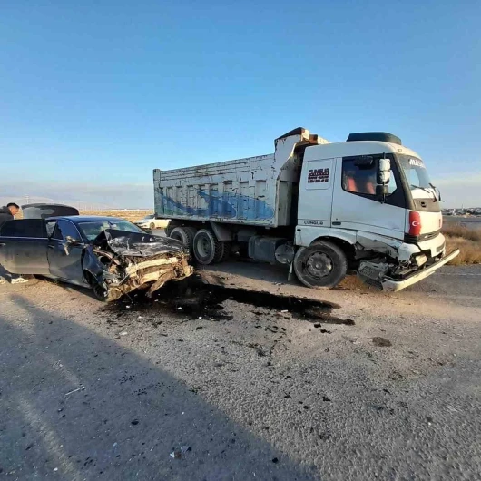 Konya Karapınar'da kamyon otomobille çarpıştı: 1 yaralı