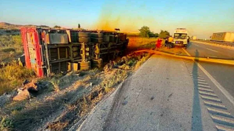 Konya-Karapınar Yolunda Kamyon Devrildi: 1 Yaralı