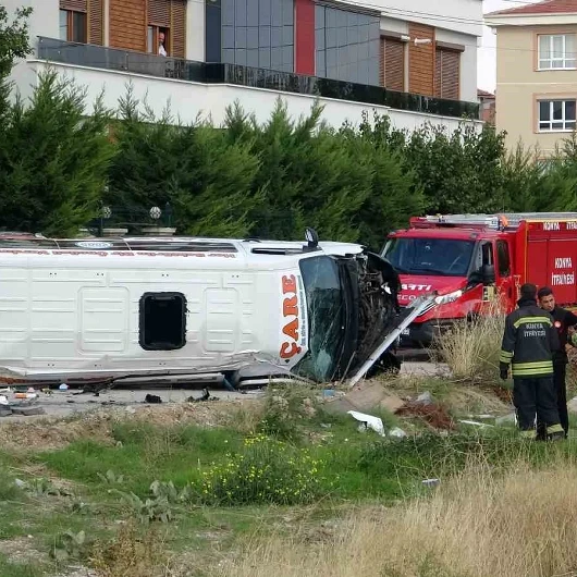 Konya'da servis minibüsü ile otomobil çarpıştı: 8'i çocuk 9 yaralı