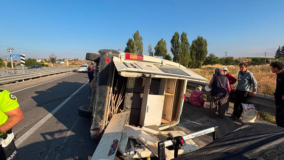 Konya'da Tarım İşçilerini Taşıyan Minibüs Devrildi: 14 Yaralı