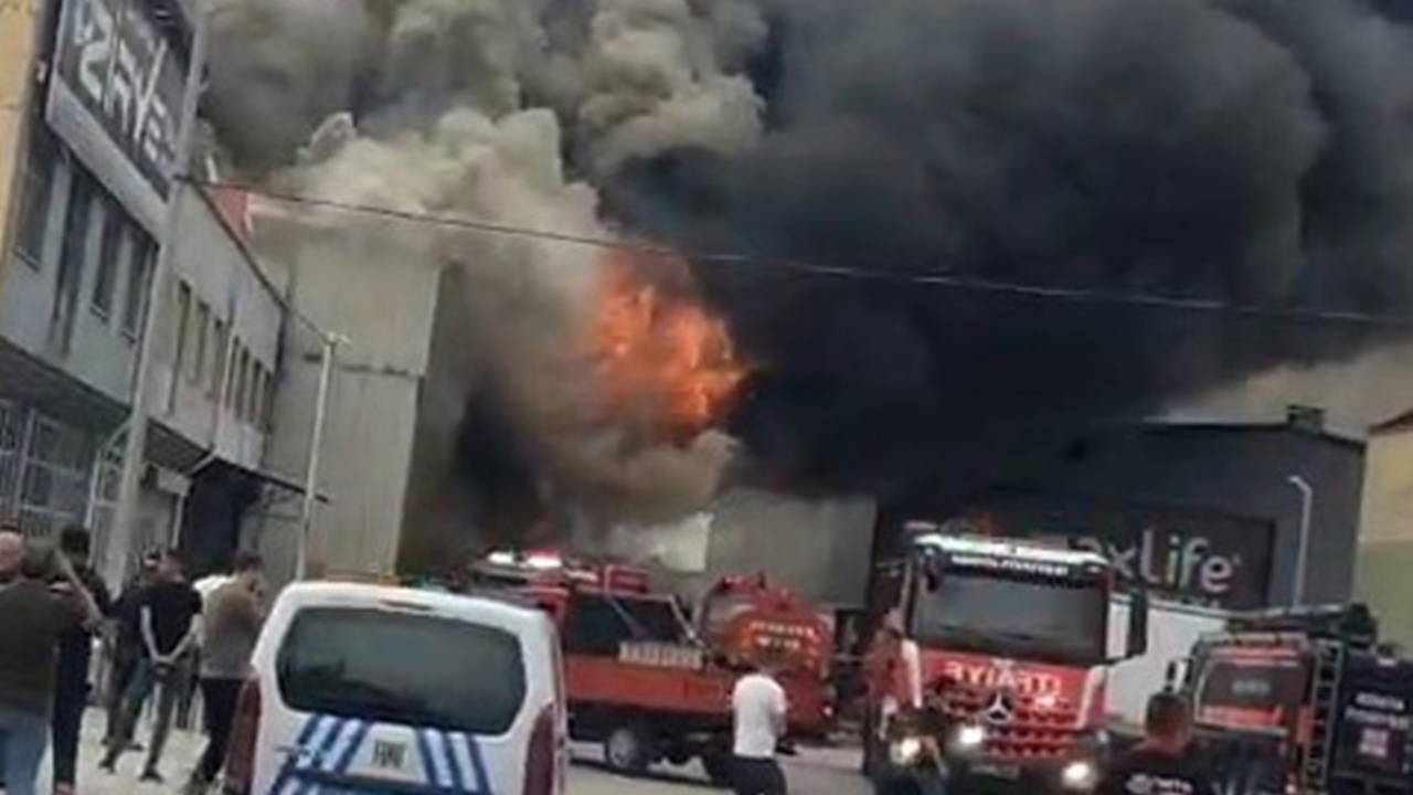 Konya'da yatak fabrikasında yangın: 1 itfaiye eri yaralandı