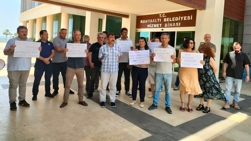 Konyaaltı Belediyesinde memurlardan ikramiye eylemi