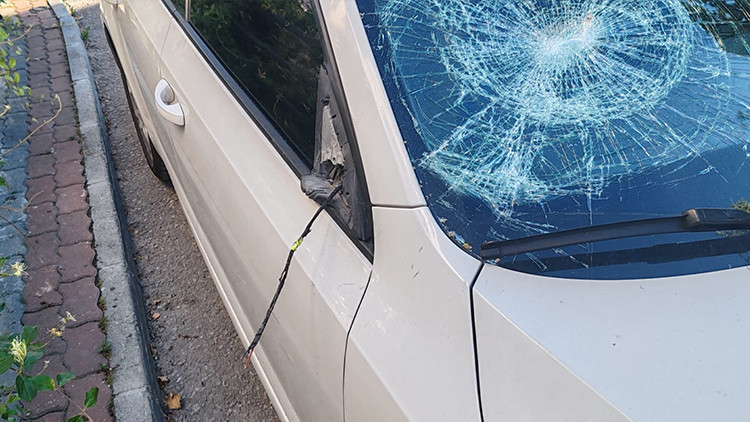 Konya'da komşu dehşeti: Otomobile tuğlayla saldırı kamerada