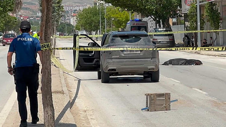 Konya'da yolun karşısına geçmeye çalışan genç kadın hayatını kaybetti