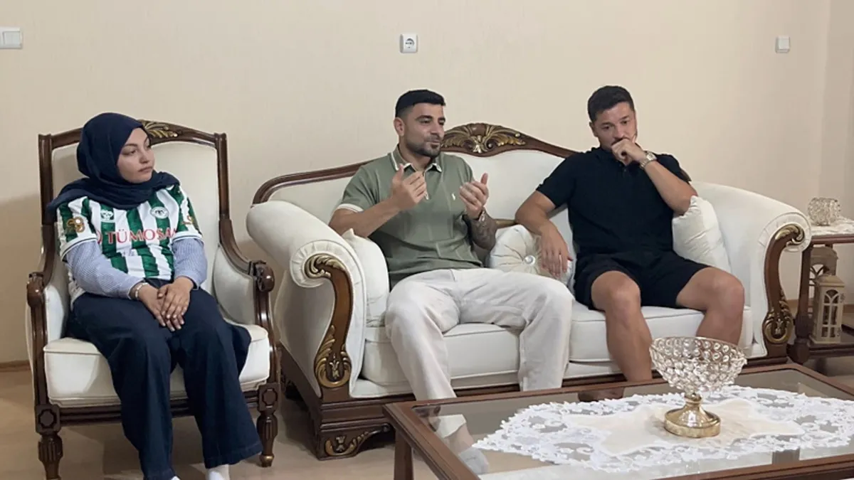 Konyaspor, Kanser Tedavisi Gören 17 Yaşındaki Taraftarı Sude Ay'ı Ziyaret Etti