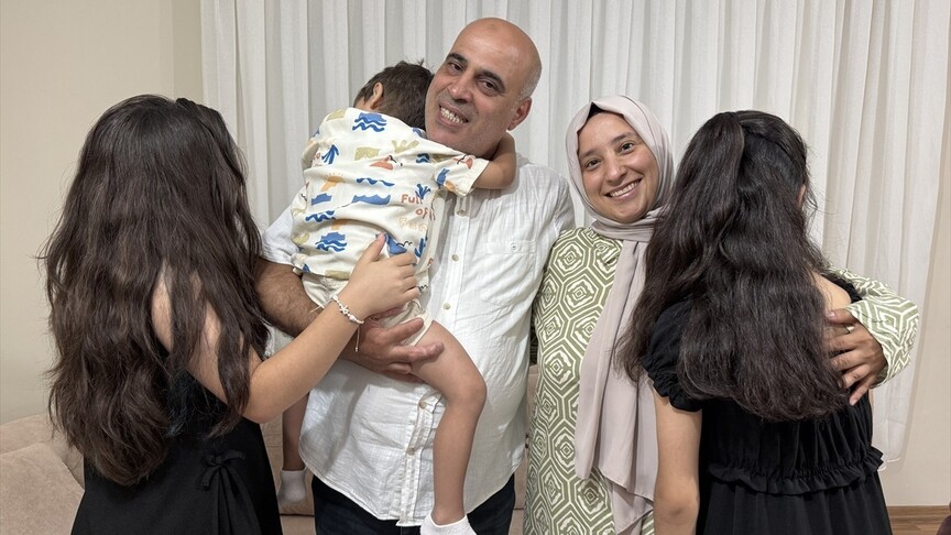 Koruyucu aile ikisi kardeş üç çocuğa yuva oldu