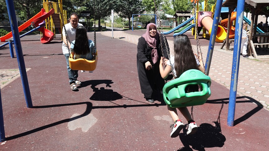 Kız evlat hasretini 3 kardeşi koruyucu aile olarak alarak giderdiler