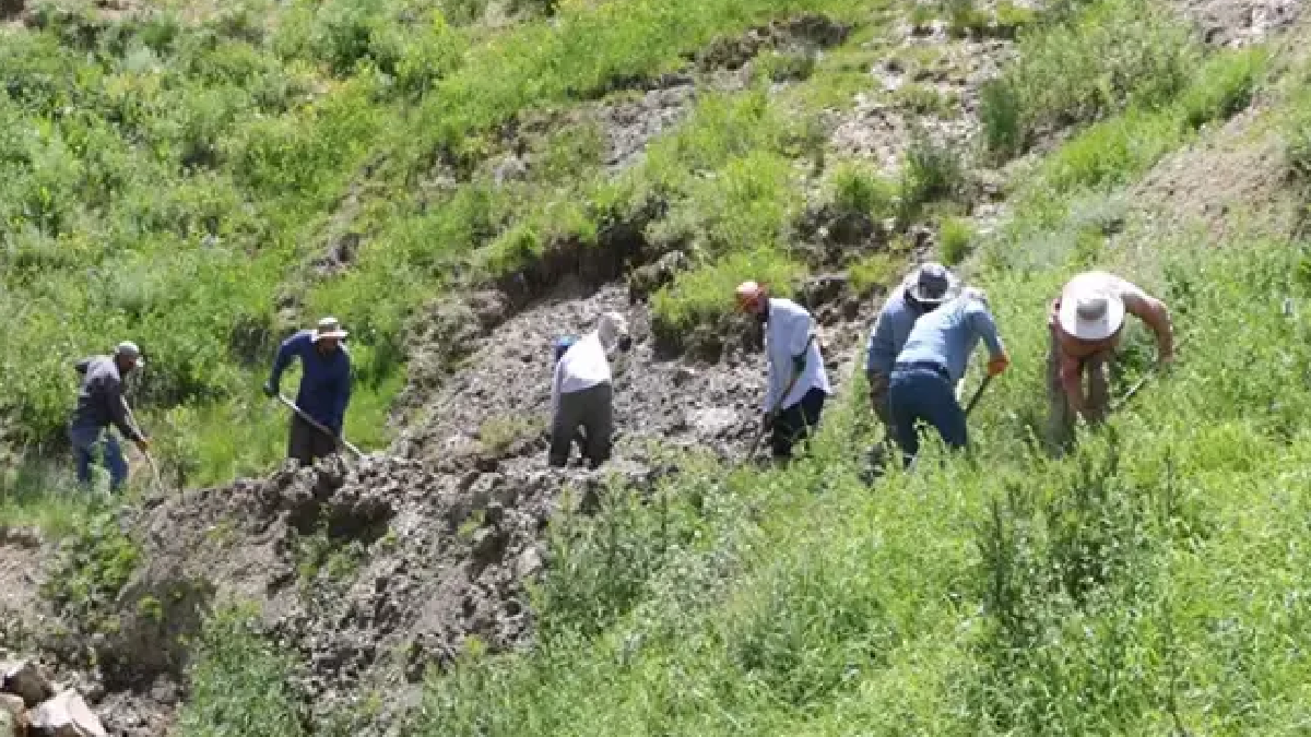 Köylüler kazma kürekle 10 km yol açtı: Bölgede inceleme başlatıldı