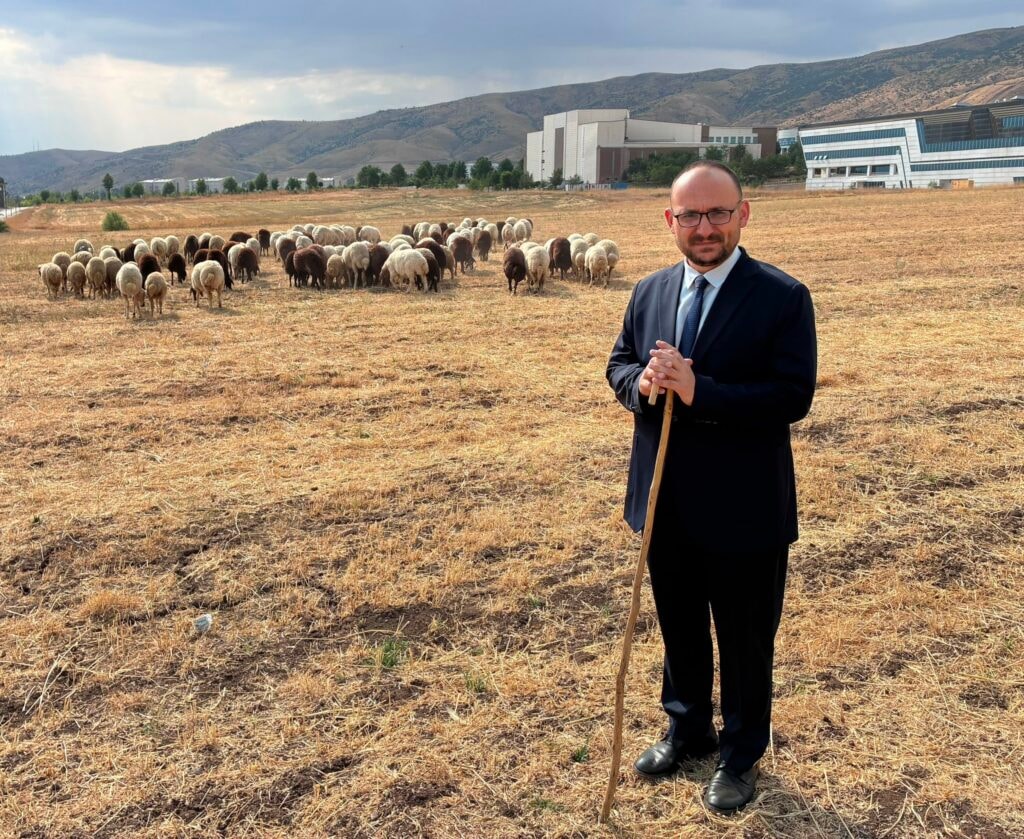 Koyun Fotoğrafı Krizi: Rektör Alican'dan Açıklama