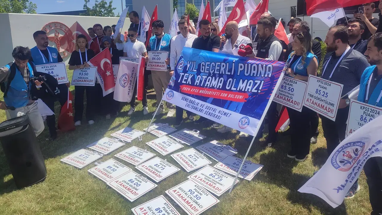 KPSS puanlarını boyunlarına asarak Sağlık Bakanlığı önünde atama eylemi: 'Gençlerin geleceğini idam ediyorsunuz