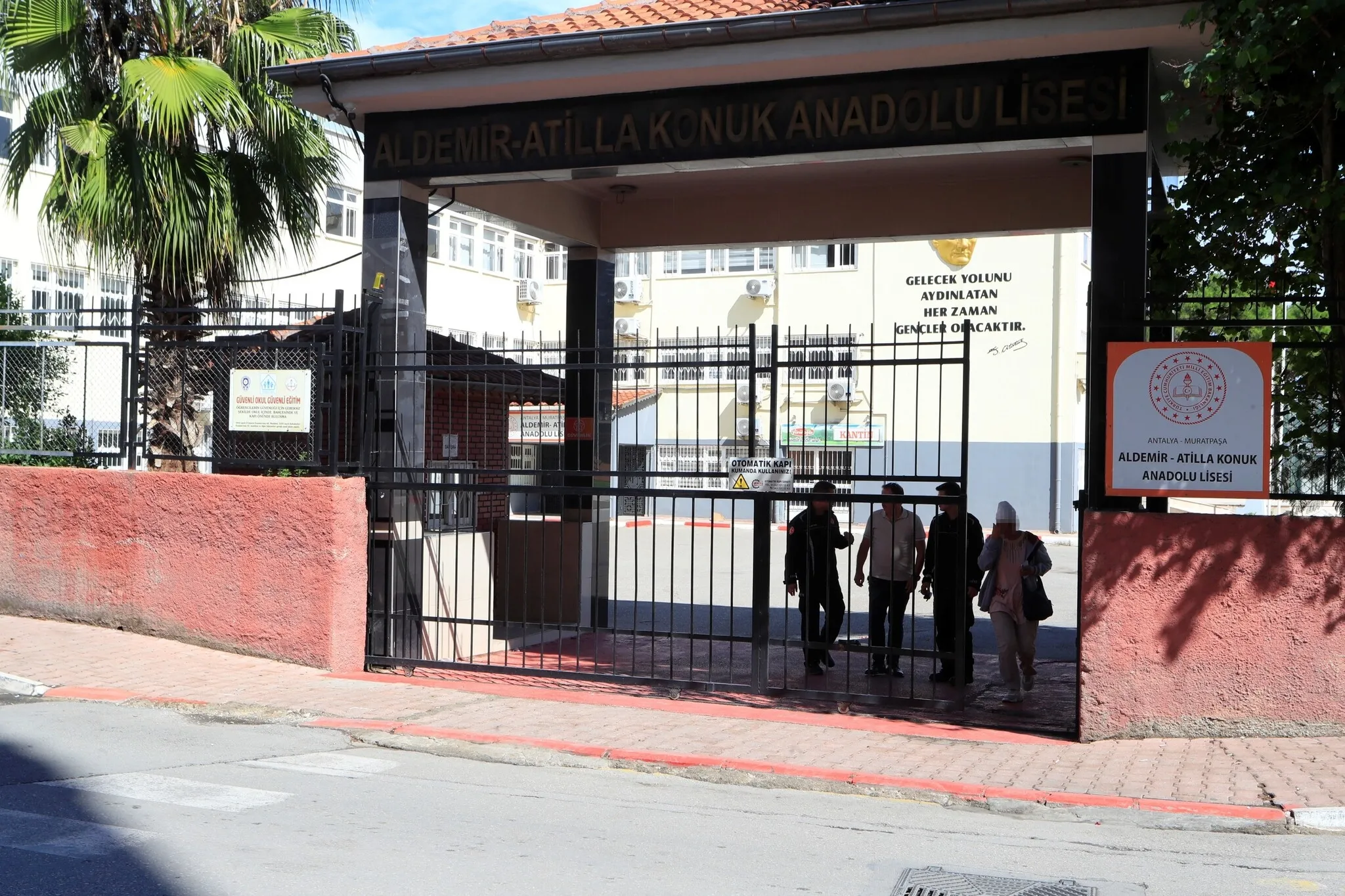 KPSS Sonrası Okulda Mahsur Kalan Kadını İtfaiye Kurtardı